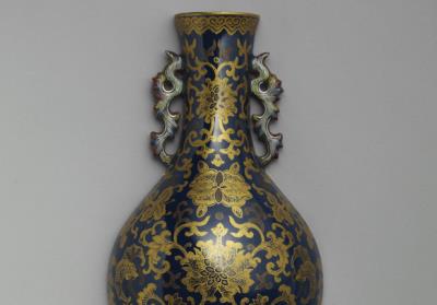 图片[2]-Hanging vase with handles and Indian lotus scrolls in gold tracing on cobalt blue glaze, Qing dynasty, Qianlong reign (1736-1795)-China Archive